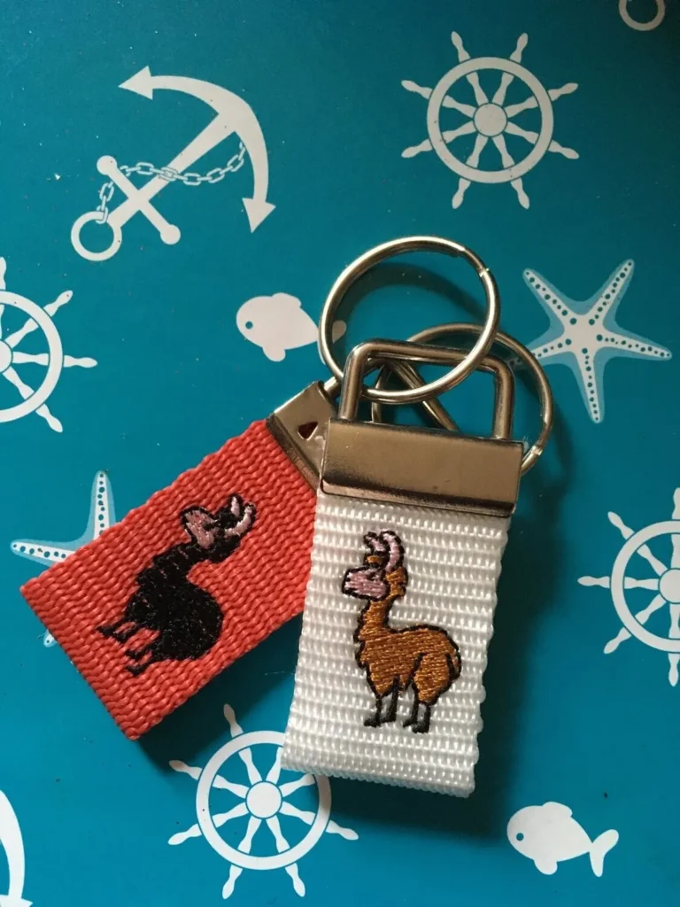Llaveros bordados